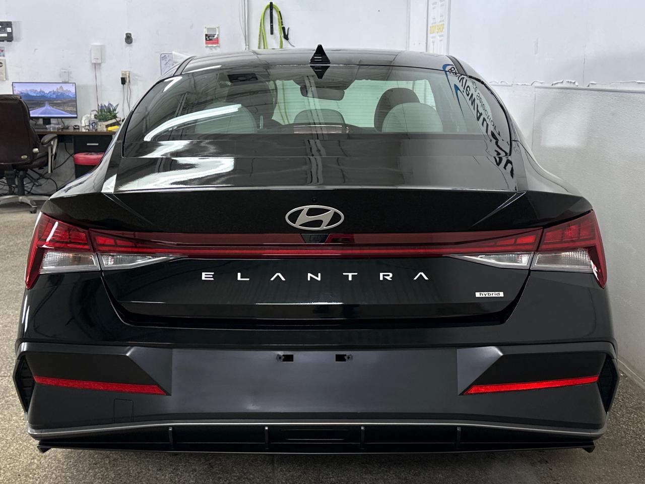 2025 Hyundai Elantra HEV Luxury w/Two-Tone Interior 4dr Sedan Photo4