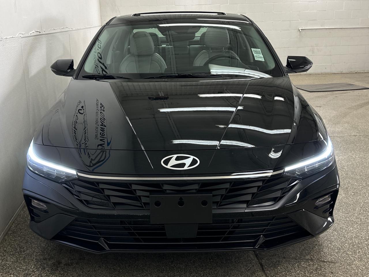 2025 Hyundai Elantra HEV Luxury w/Two-Tone Interior 4dr Sedan Photo