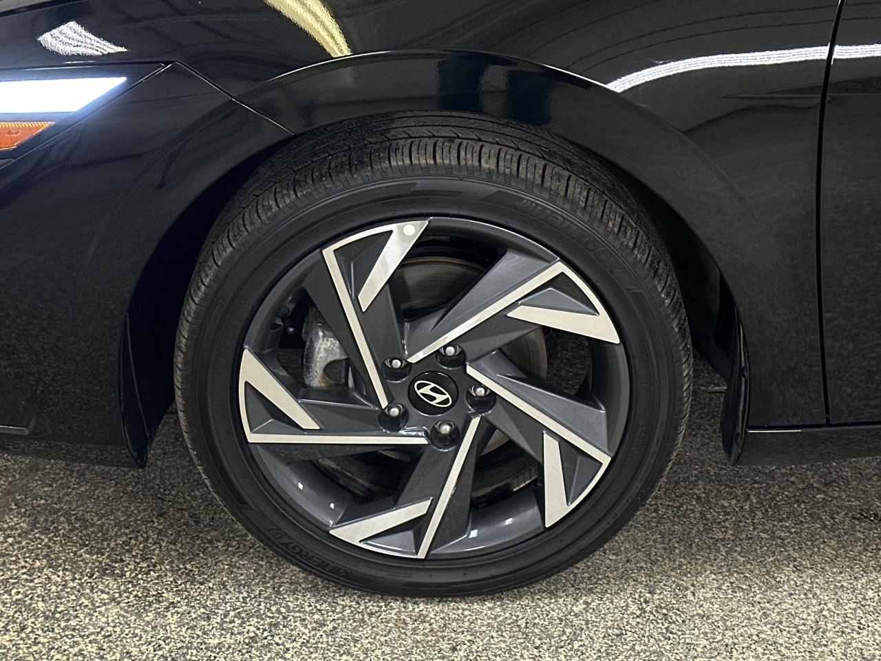 2025 Hyundai Elantra HEV Luxury w/Two-Tone Interior 4dr Sedan Photo2