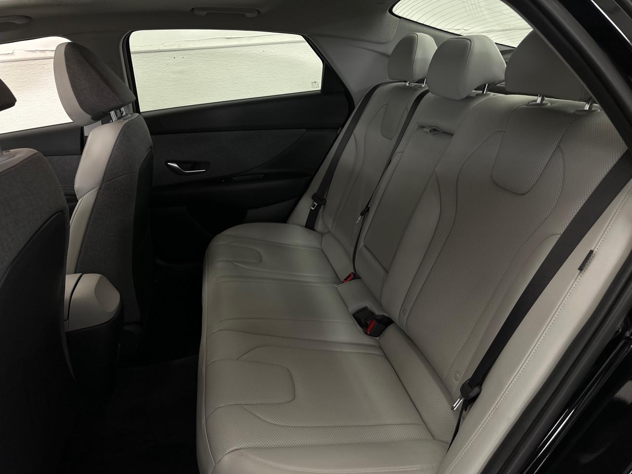 2025 Hyundai Elantra HEV Luxury w/Two-Tone Interior 4dr Sedan Photo