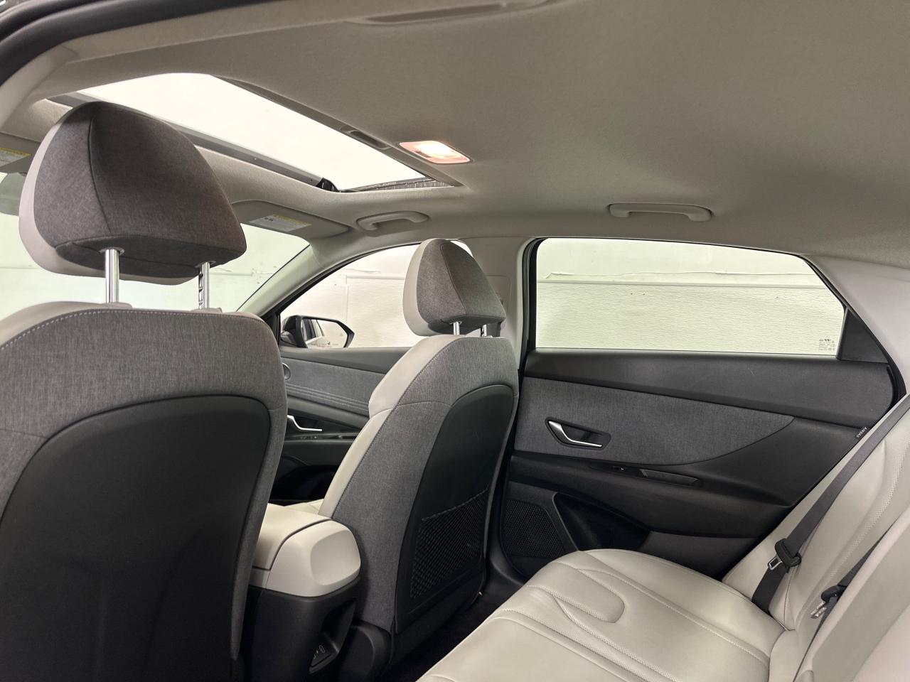 2025 Hyundai Elantra HEV Luxury w/Two-Tone Interior 4dr Sedan Photo