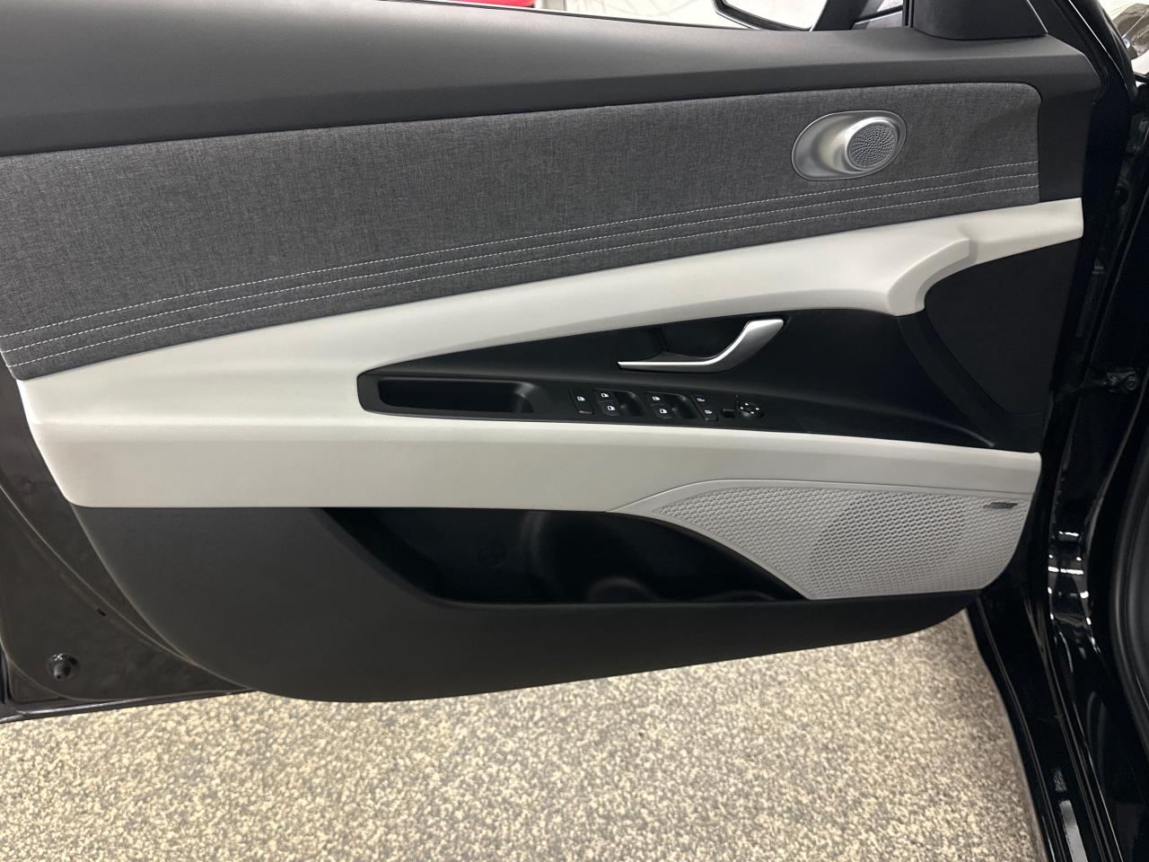 2025 Hyundai Elantra HEV Luxury w/Two-Tone Interior 4dr Sedan Photo