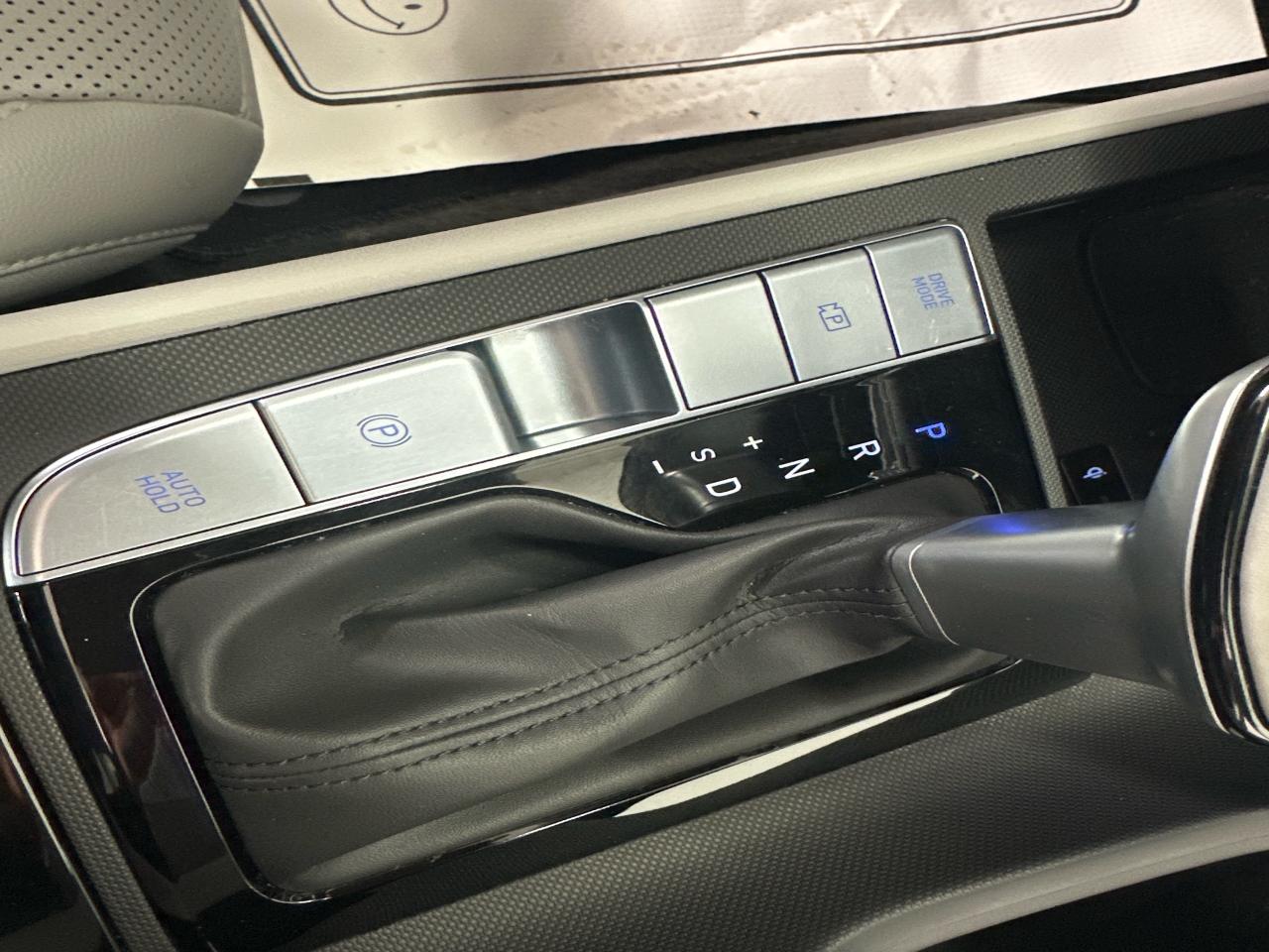 2025 Hyundai Elantra HEV Luxury w/Two-Tone Interior 4dr Sedan Photo