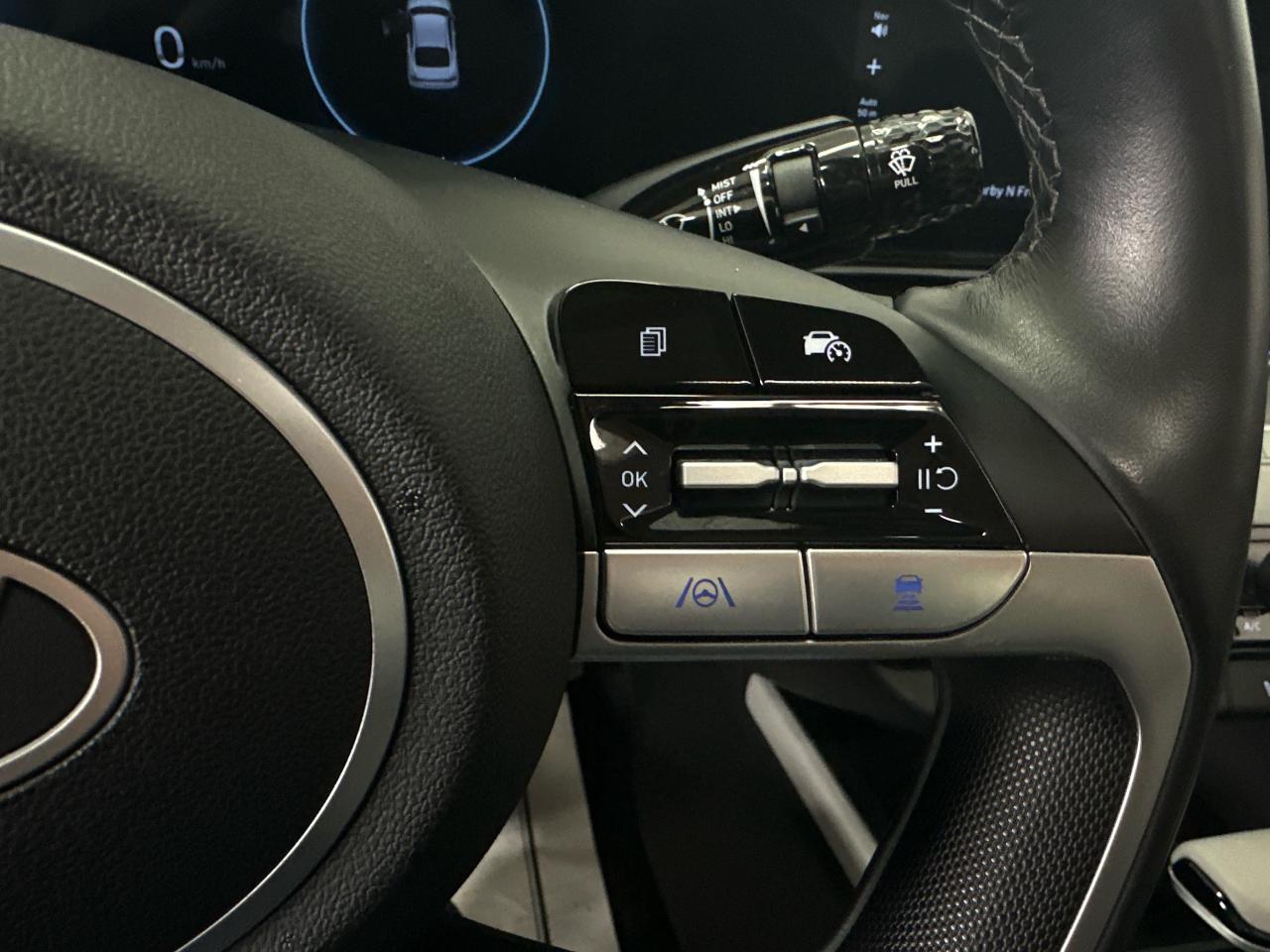 2025 Hyundai Elantra HEV Luxury w/Two-Tone Interior 4dr Sedan Photo