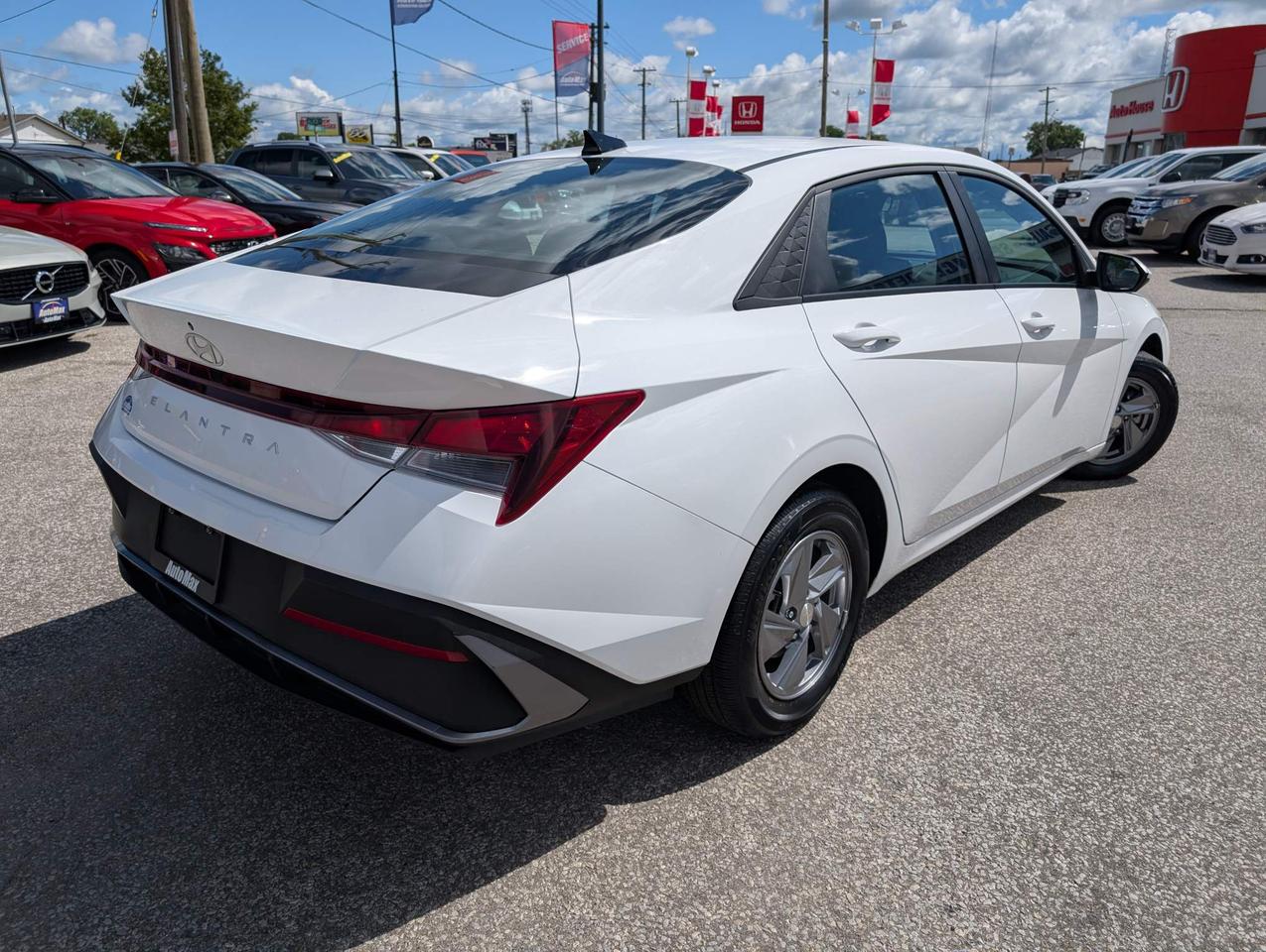 2024 Hyundai Elantra ESSENTIAL 4DR SEDAN Photo