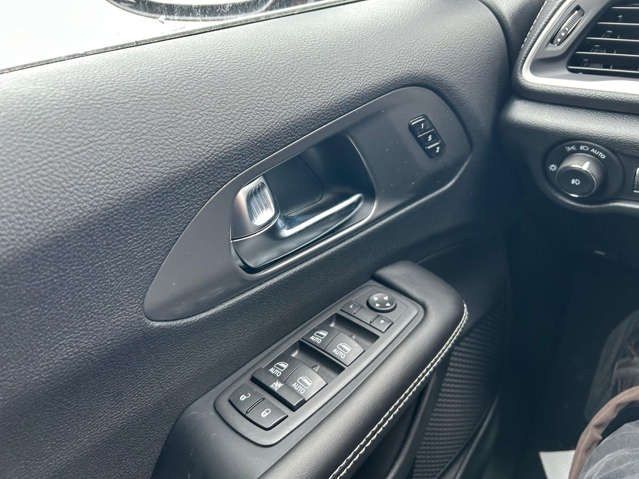 2026 Chrysler Pacifica Select Front-Wheel Drive Passenger Van Photo