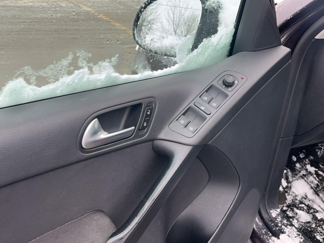 2016 Volkswagen Tiguan 4MOTION 4dr Auto Comfortline Photo2