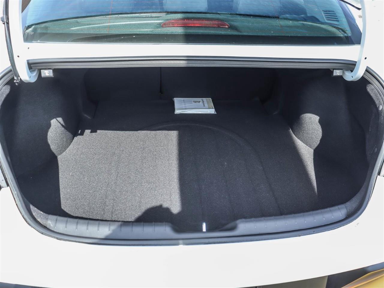2025 Hyundai Elantra HEV Luxury 4dr Sedan Photo
