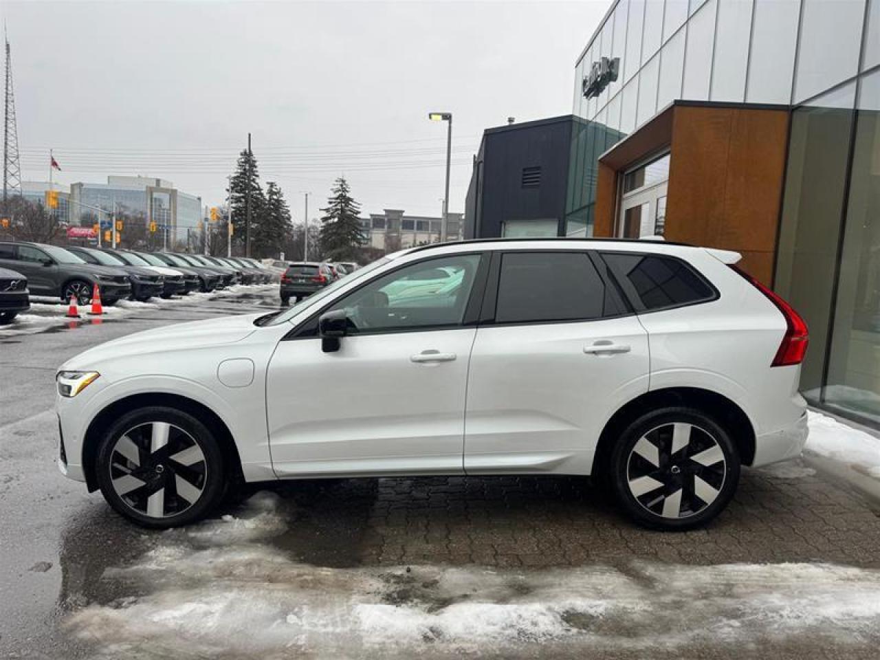 2024 Volvo XC60 Recharge T8 eAWD PHEV Plus Dark Theme Photo
