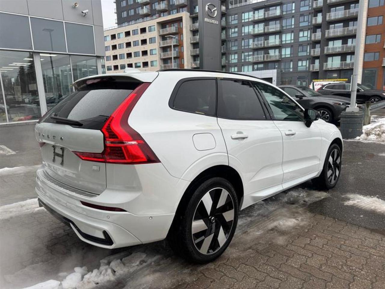 2024 Volvo XC60 Recharge T8 eAWD PHEV Plus Dark Theme Photo2