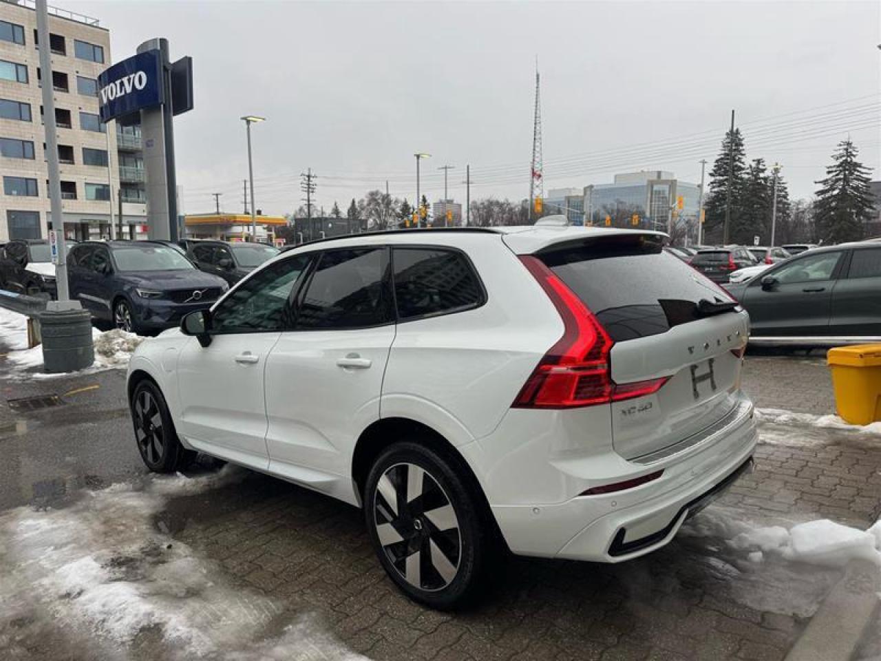 2024 Volvo XC60 Recharge T8 eAWD PHEV Plus Dark Theme Photo3