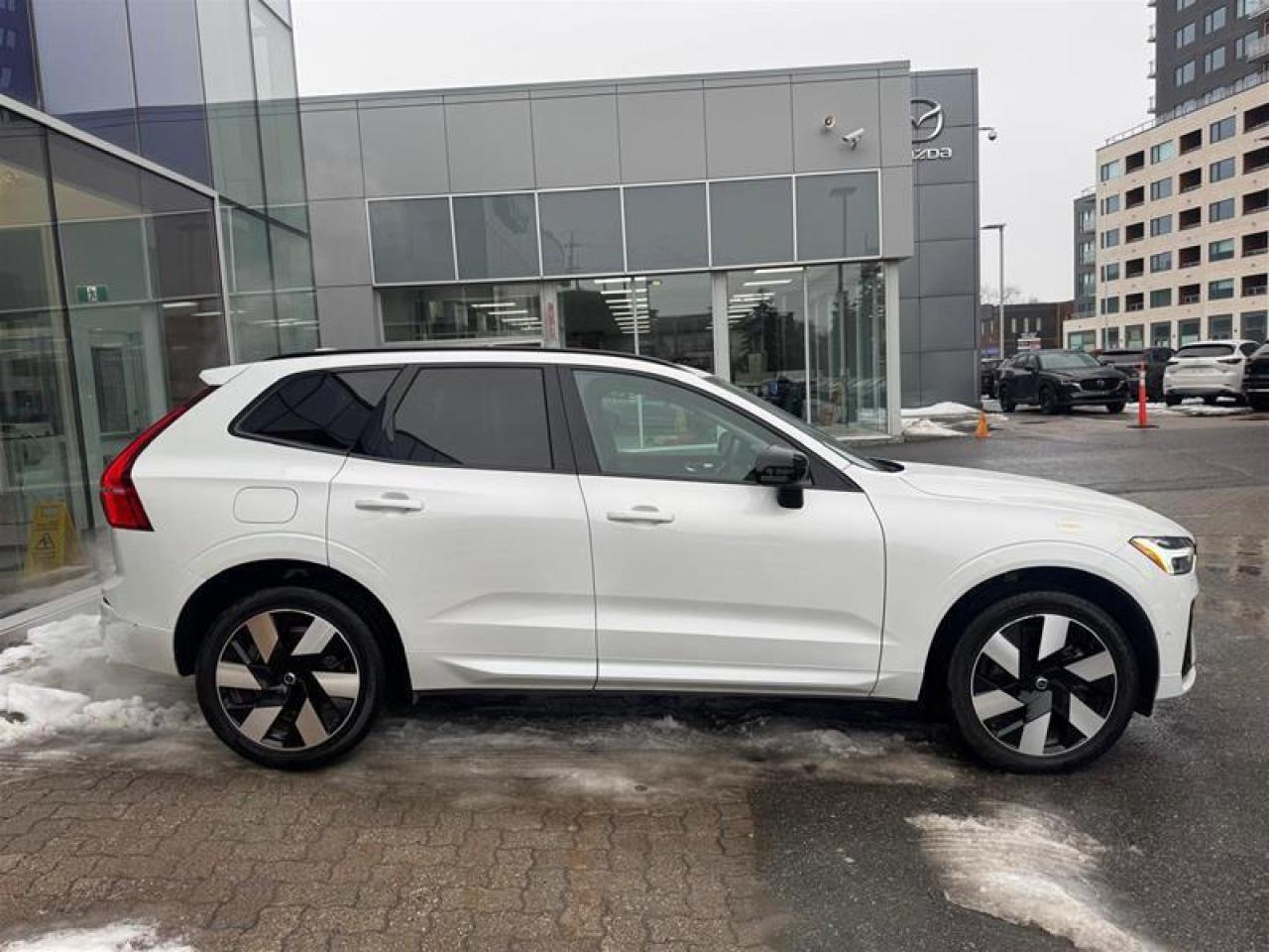 2024 Volvo XC60 Recharge T8 eAWD PHEV Plus Dark Theme Photo