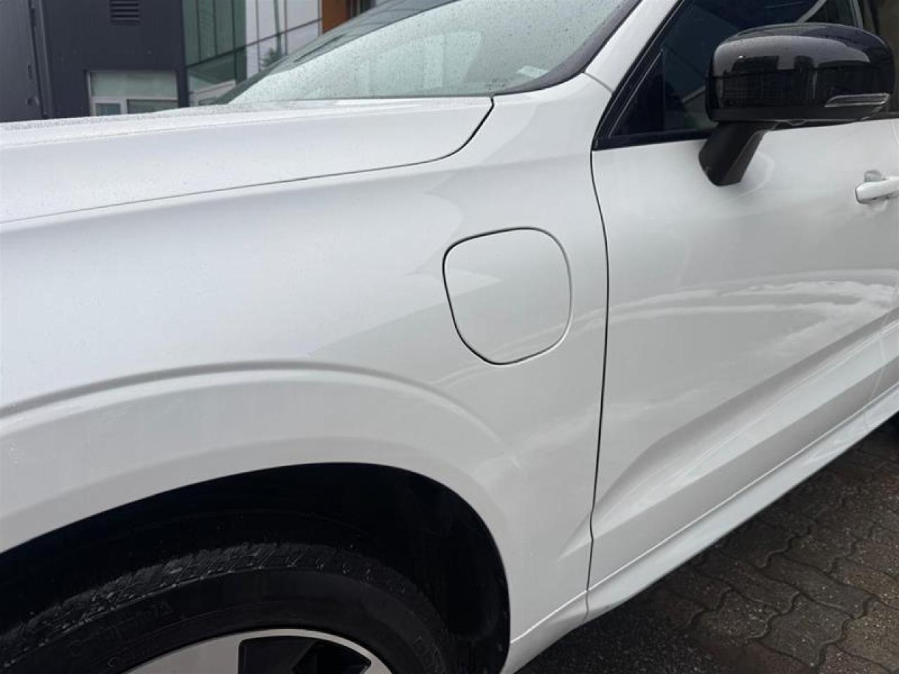 2024 Volvo XC60 Recharge T8 eAWD PHEV Plus Dark Theme Photo