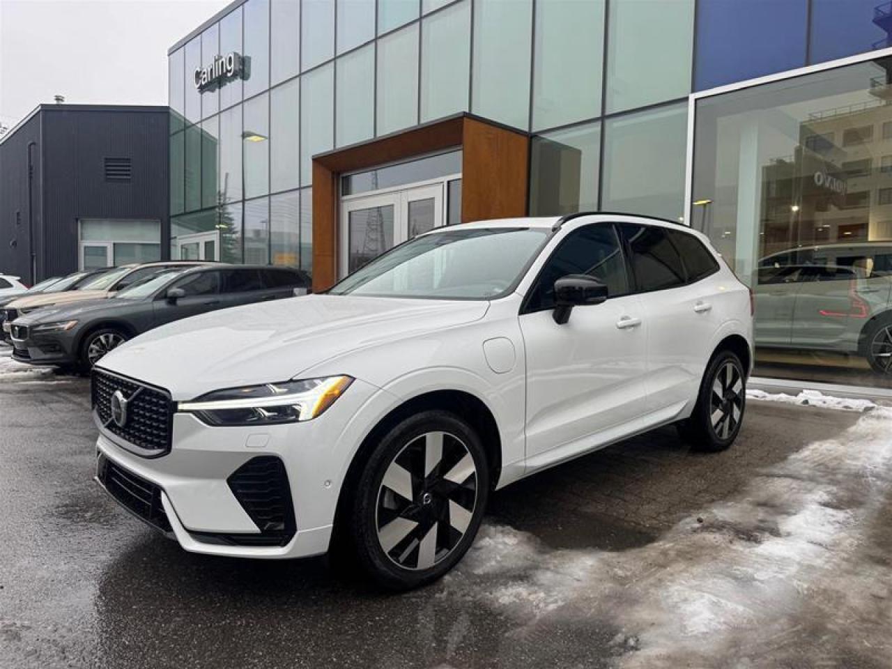 2024 Volvo XC60 Recharge T8 eAWD PHEV Plus Dark Theme Photo