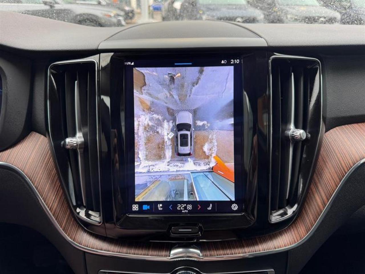 2024 Volvo XC60 Recharge T8 eAWD PHEV Plus Dark Theme Photo