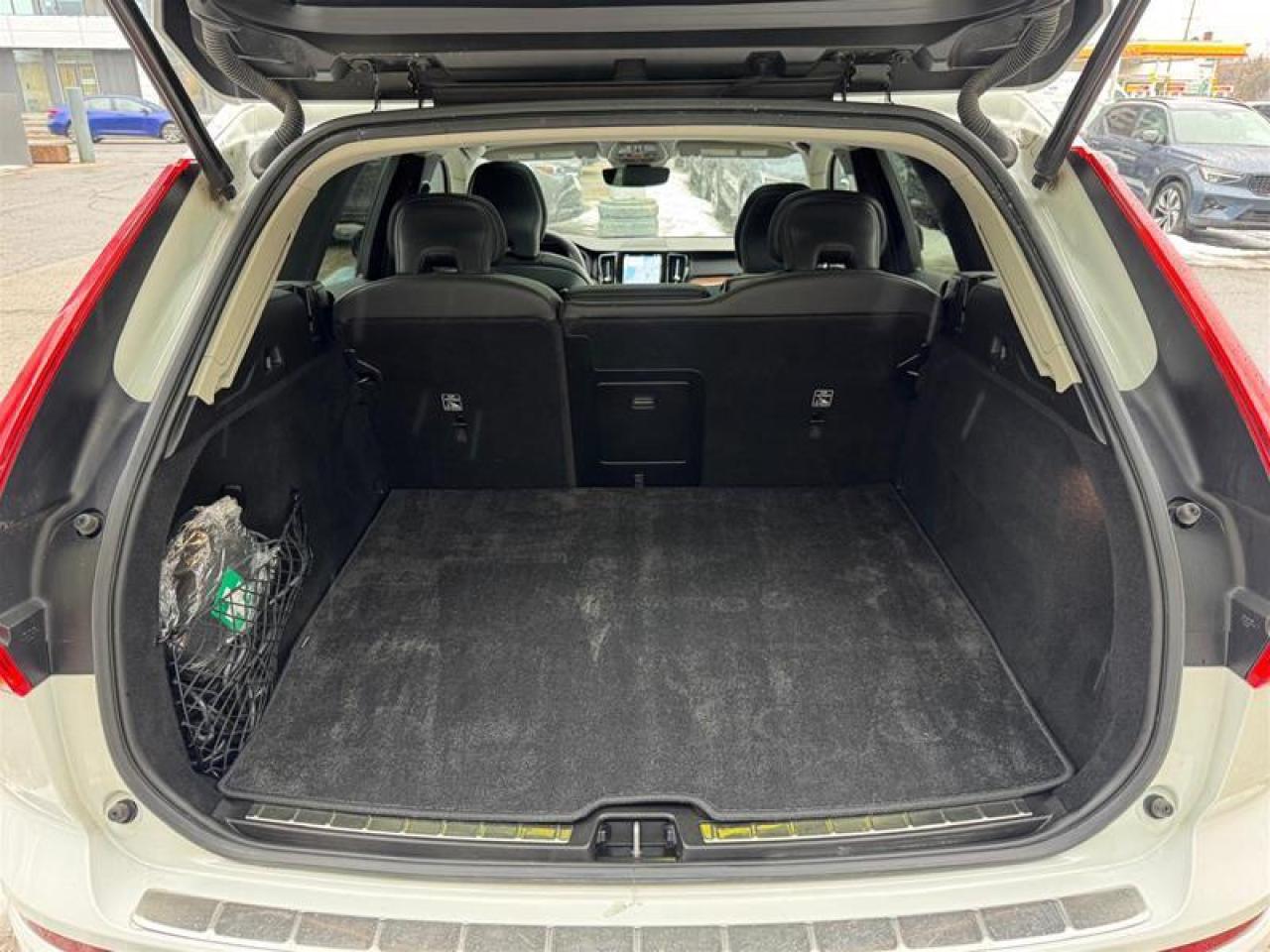 2024 Volvo XC60 Recharge T8 eAWD PHEV Plus Dark Theme Photo