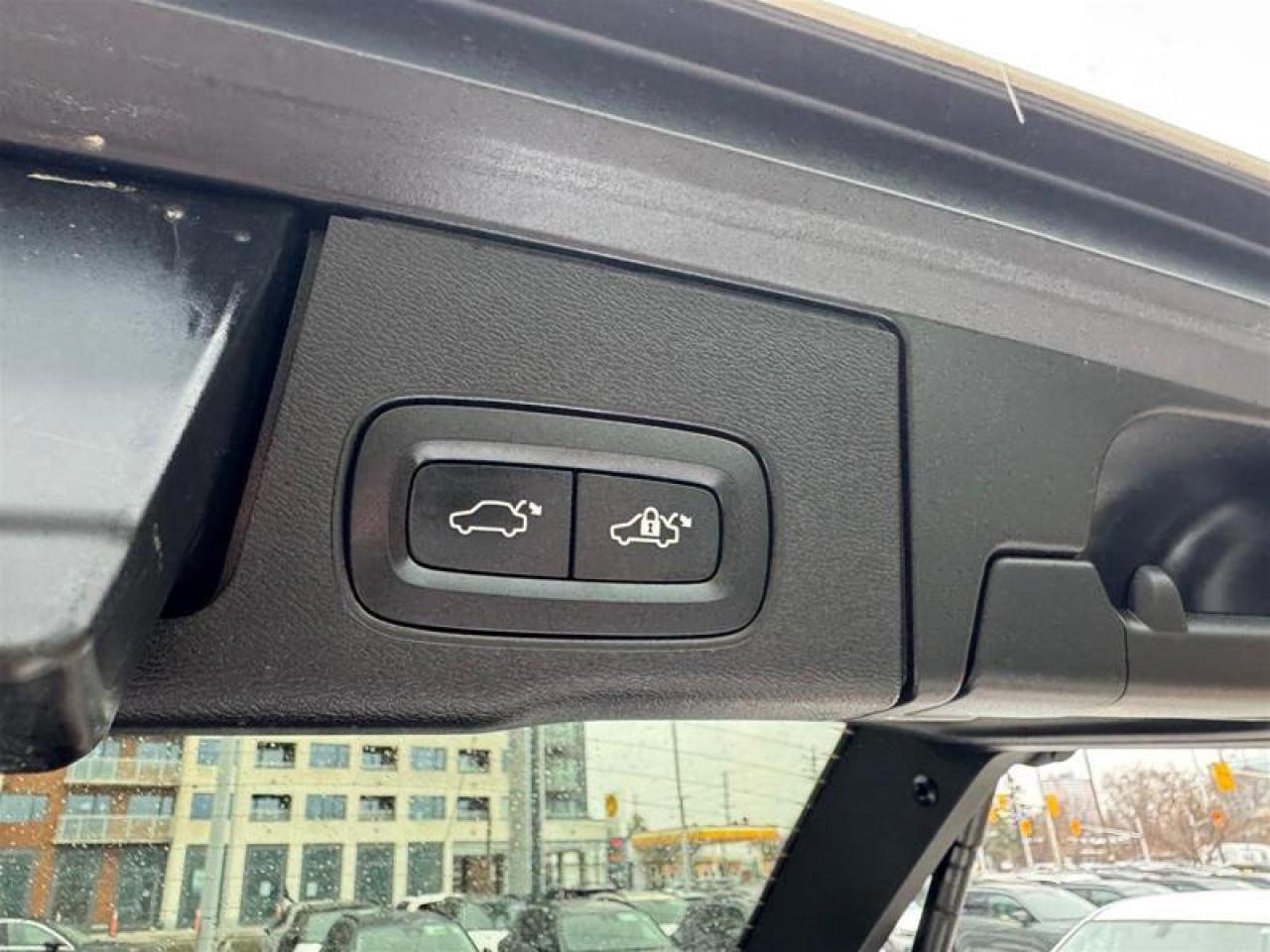 2024 Volvo XC60 Recharge T8 eAWD PHEV Plus Dark Theme Photo