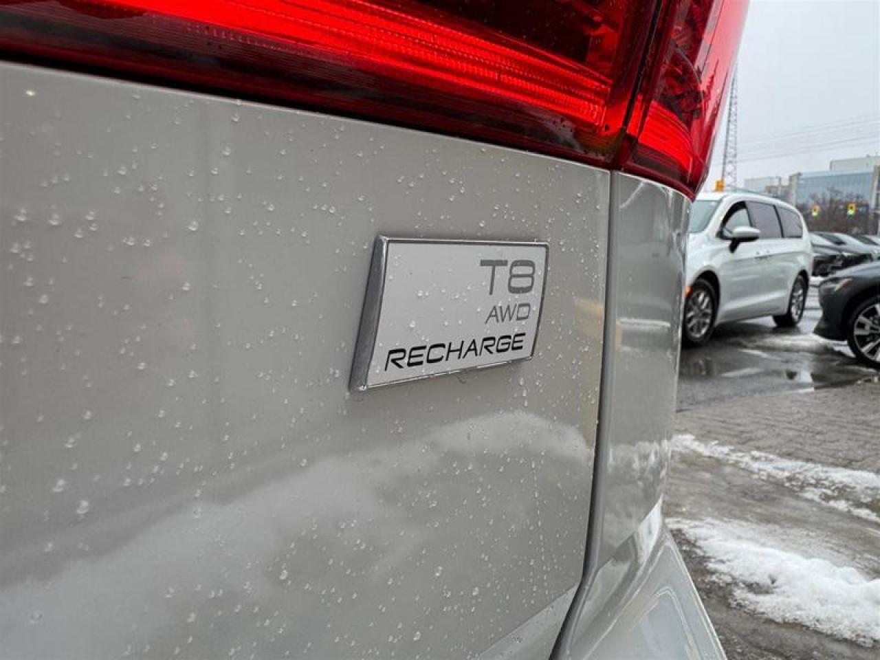 2024 Volvo XC60 Recharge T8 eAWD PHEV Plus Dark Theme Photo