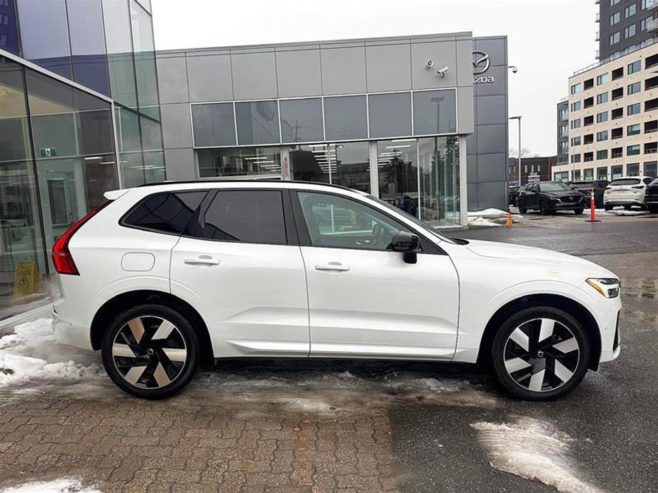 2024 Volvo XC60 Recharge T8 eAWD PHEV Plus Dark Theme Photo
