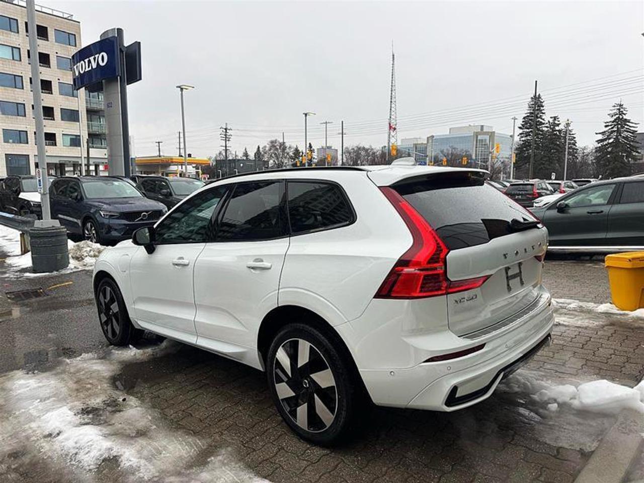 2024 Volvo XC60 Recharge T8 eAWD PHEV Plus Dark Theme Photo