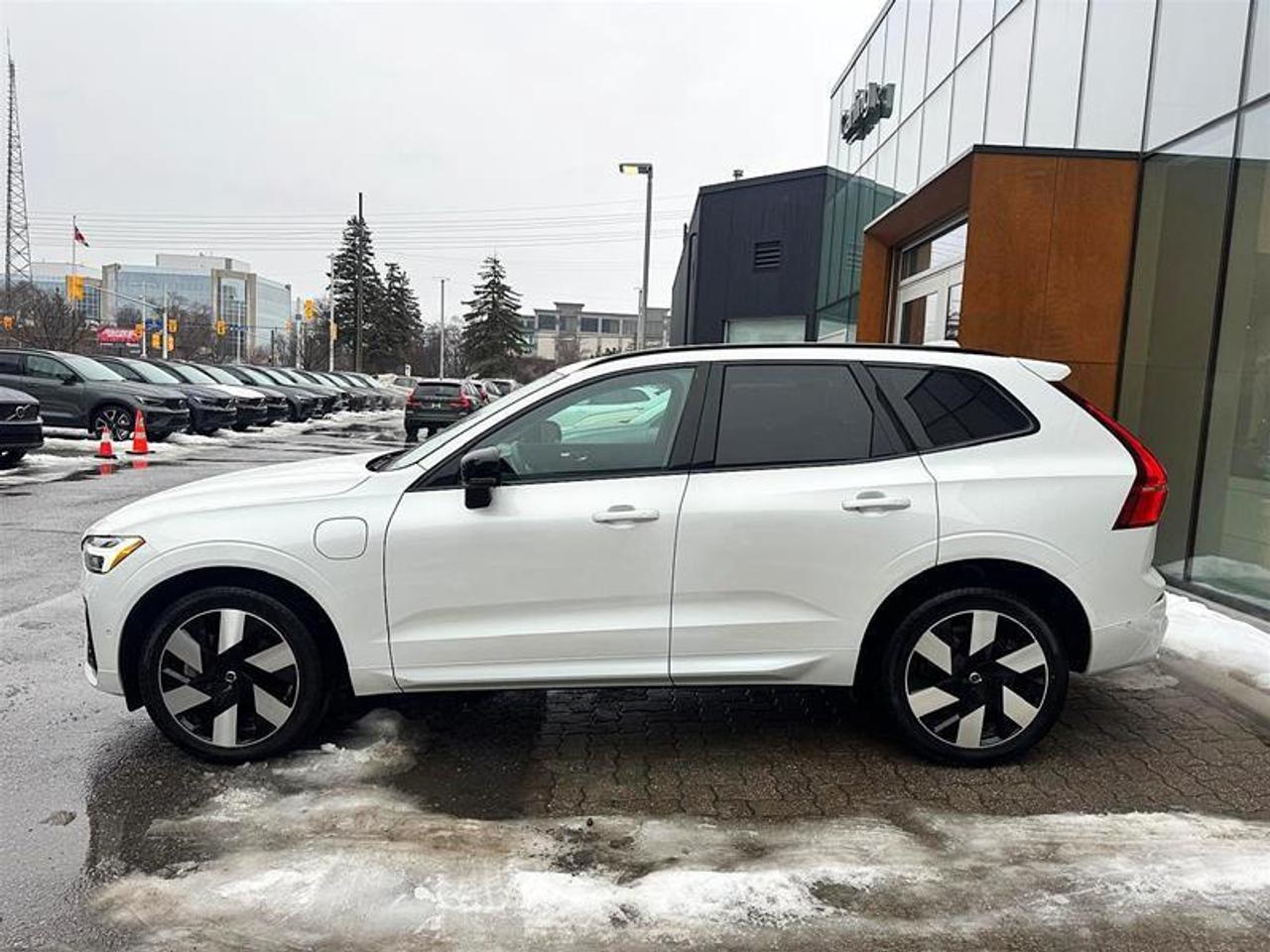 2024 Volvo XC60 Recharge T8 eAWD PHEV Plus Dark Theme Photo