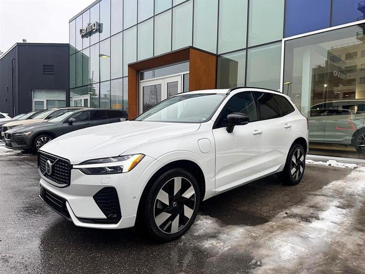 2024 Volvo XC60 Recharge T8 eAWD PHEV Plus Dark Theme Photo