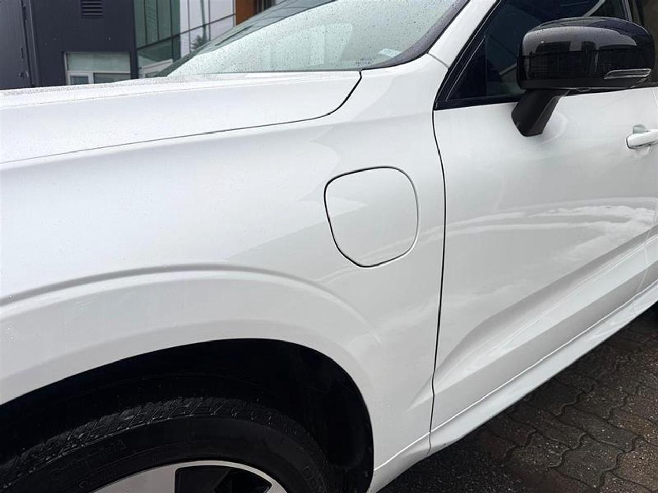 2024 Volvo XC60 Recharge T8 eAWD PHEV Plus Dark Theme Photo