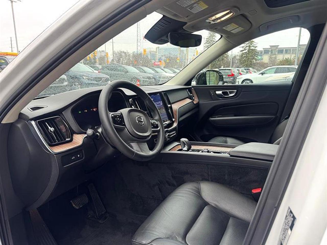 2024 Volvo XC60 Recharge T8 eAWD PHEV Plus Dark Theme Photo