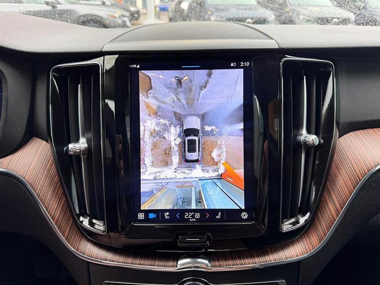 2024 Volvo XC60 Recharge T8 eAWD PHEV Plus Dark Theme Photo