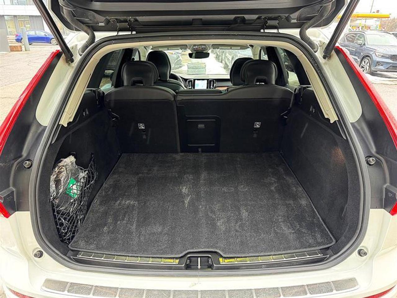 2024 Volvo XC60 Recharge T8 eAWD PHEV Plus Dark Theme Photo