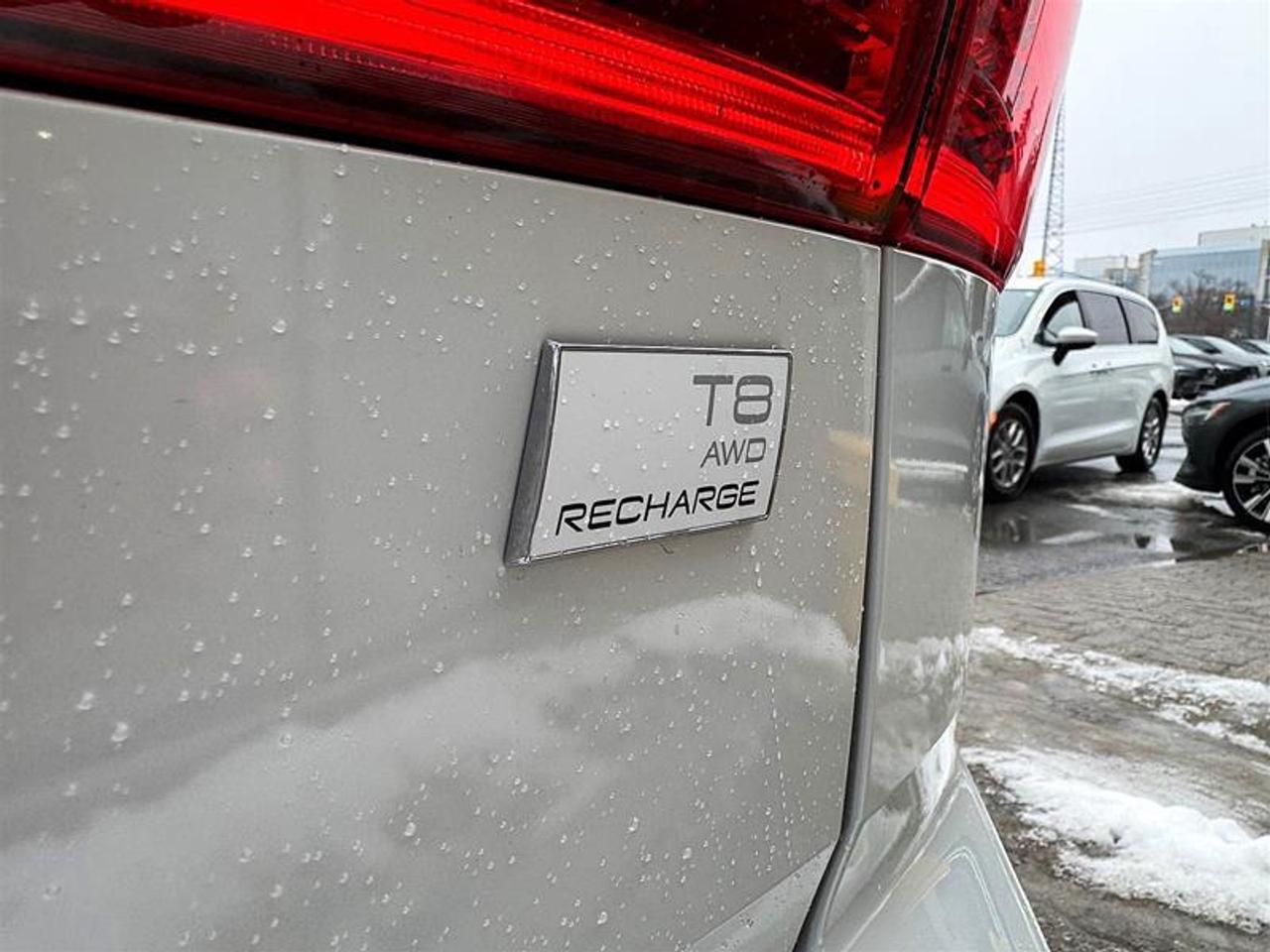 2024 Volvo XC60 Recharge T8 eAWD PHEV Plus Dark Theme Photo