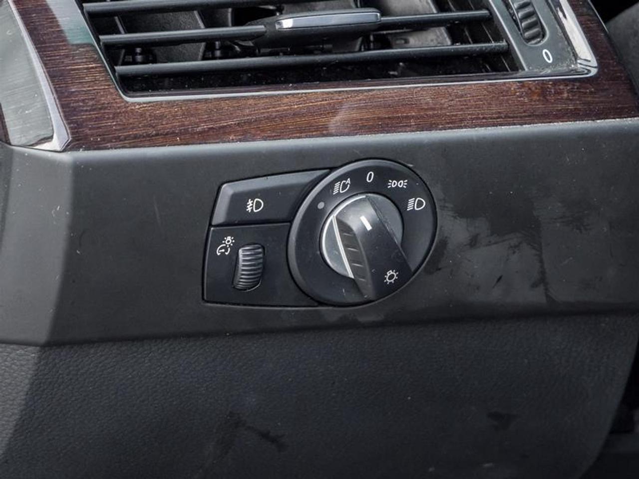 2009 BMW 528 i 4dr Rear-wheel Drive Sedan Photo