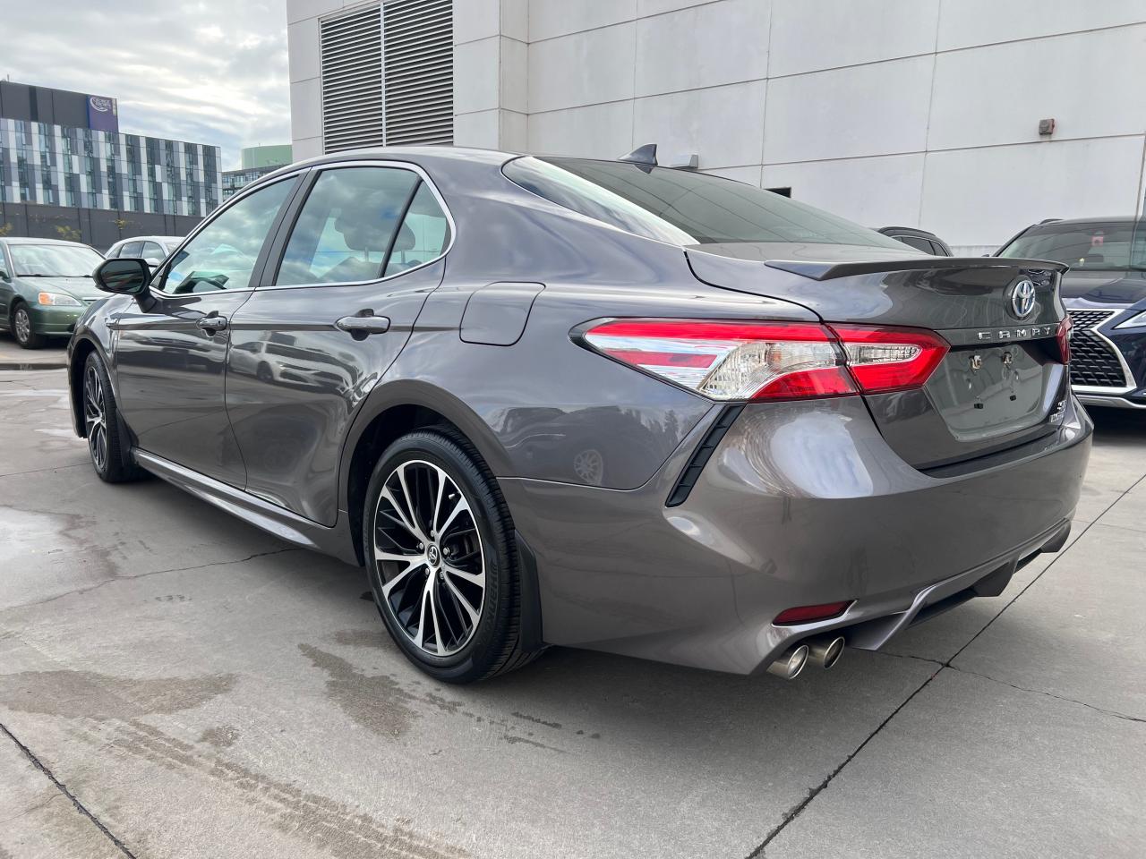 2020 Toyota Camry Hybrid SE 4dr Sedan Photo4