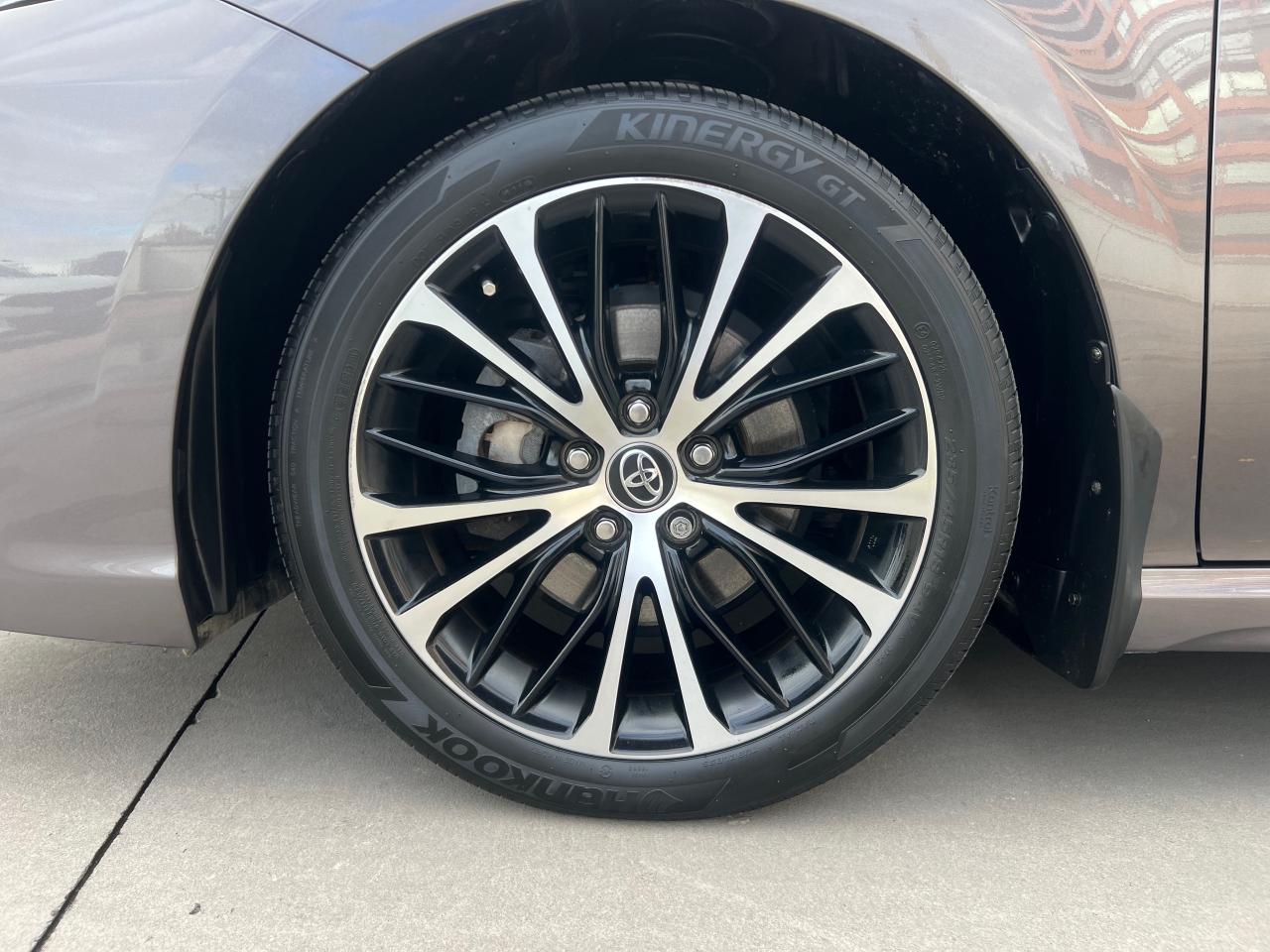 2020 Toyota Camry Hybrid SE 4dr Sedan Photo