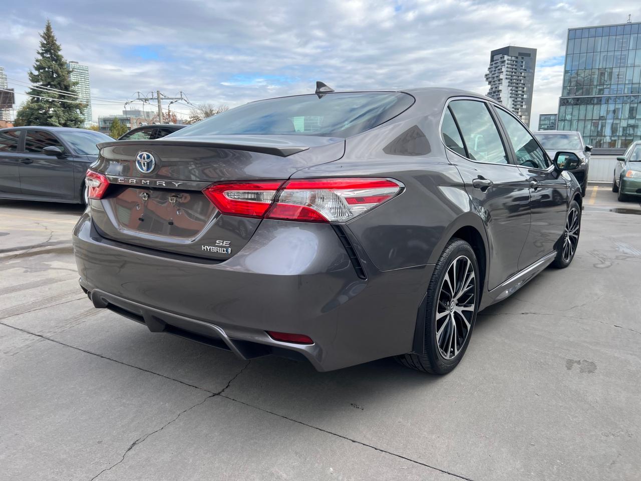 2020 Toyota Camry Hybrid SE 4dr Sedan Photo