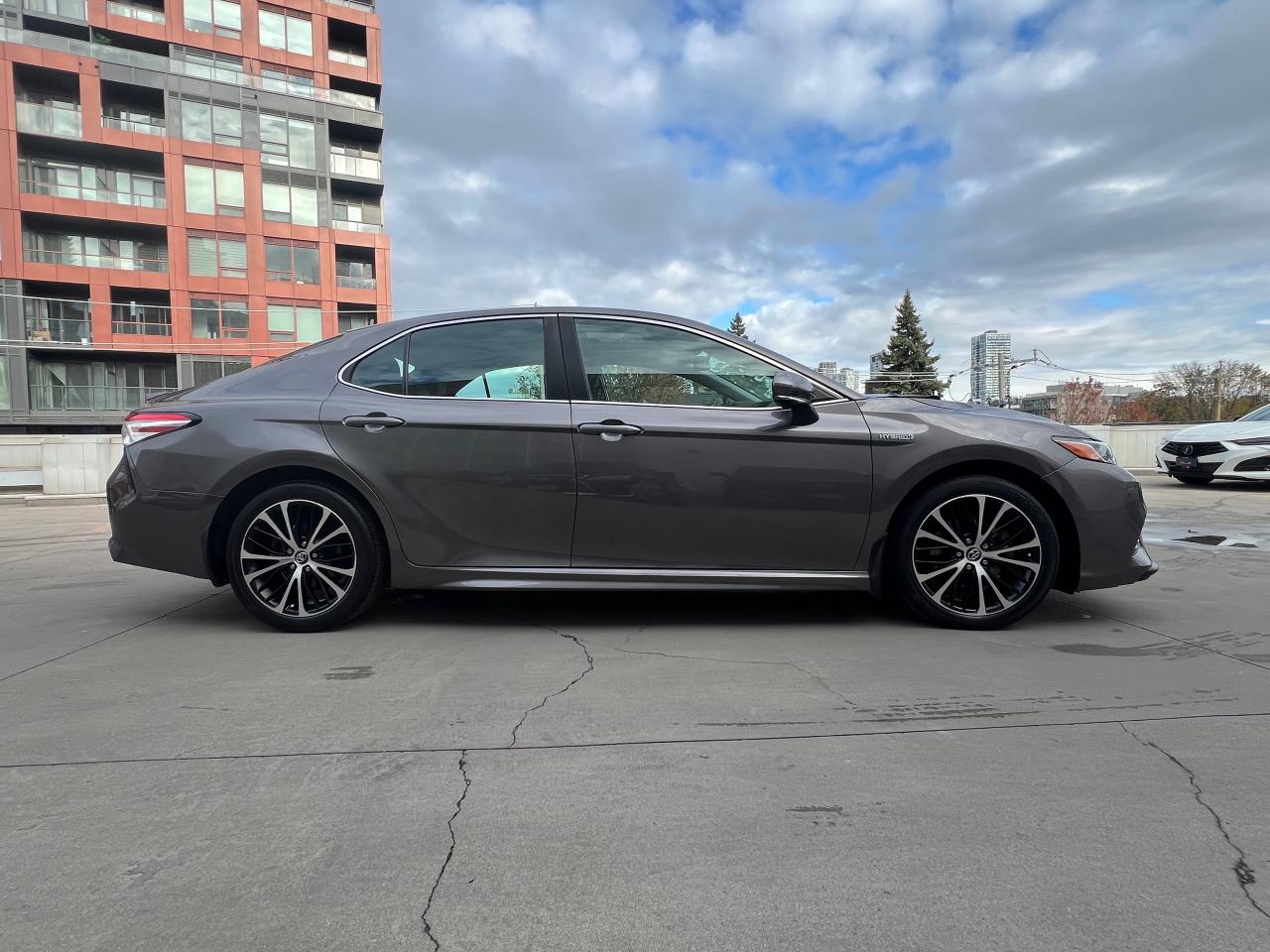 2020 Toyota Camry Hybrid SE 4dr Sedan Photo