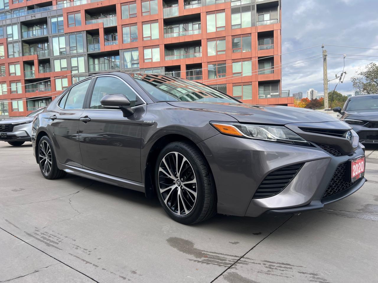 2020 Toyota Camry Hybrid SE 4dr Sedan Photo