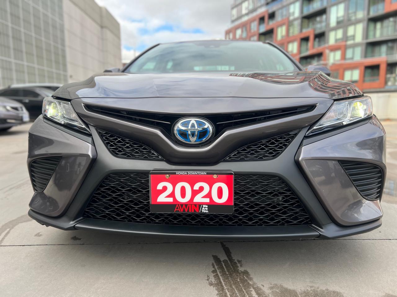 2020 Toyota Camry Hybrid SE 4dr Sedan Photo