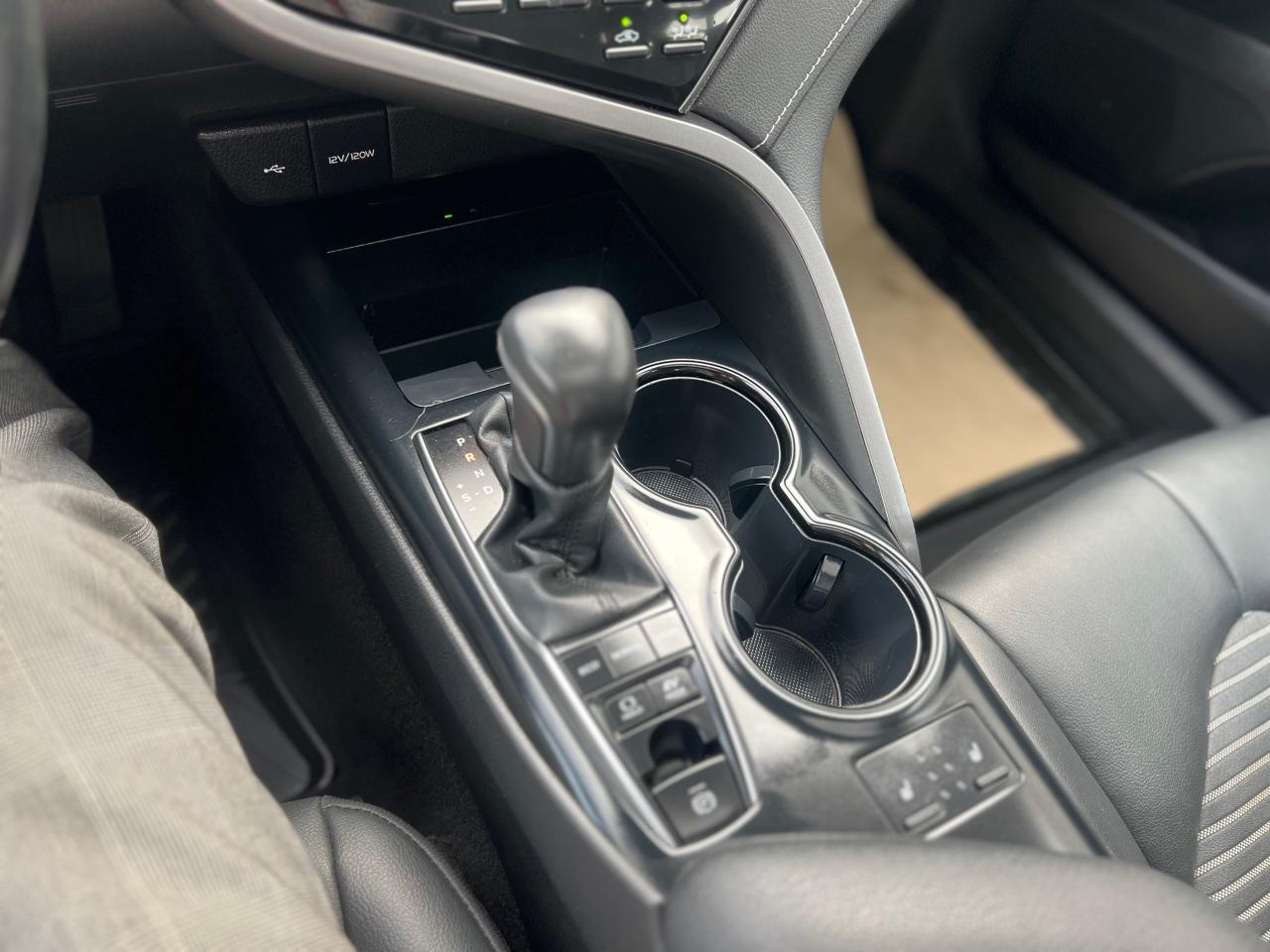 2020 Toyota Camry Hybrid SE 4dr Sedan Photo