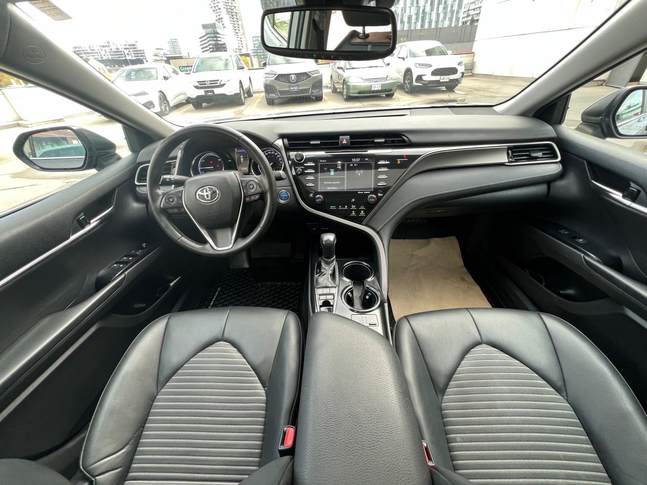 2020 Toyota Camry Hybrid SE 4dr Sedan Photo