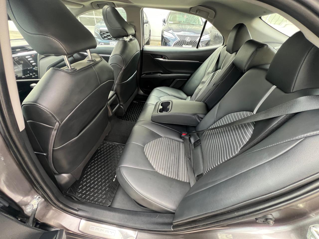 2020 Toyota Camry Hybrid SE 4dr Sedan Photo