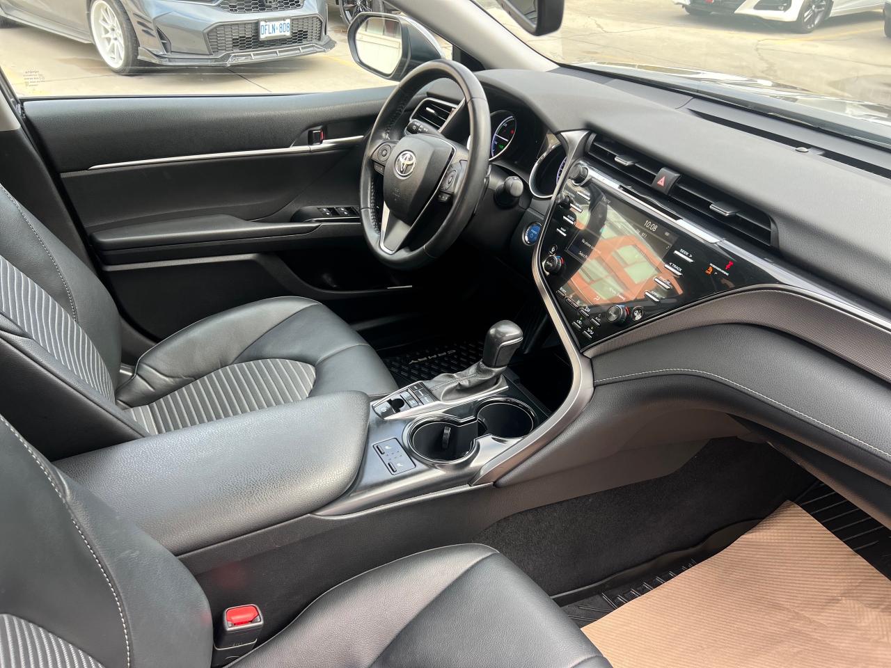 2020 Toyota Camry Hybrid SE 4dr Sedan Photo