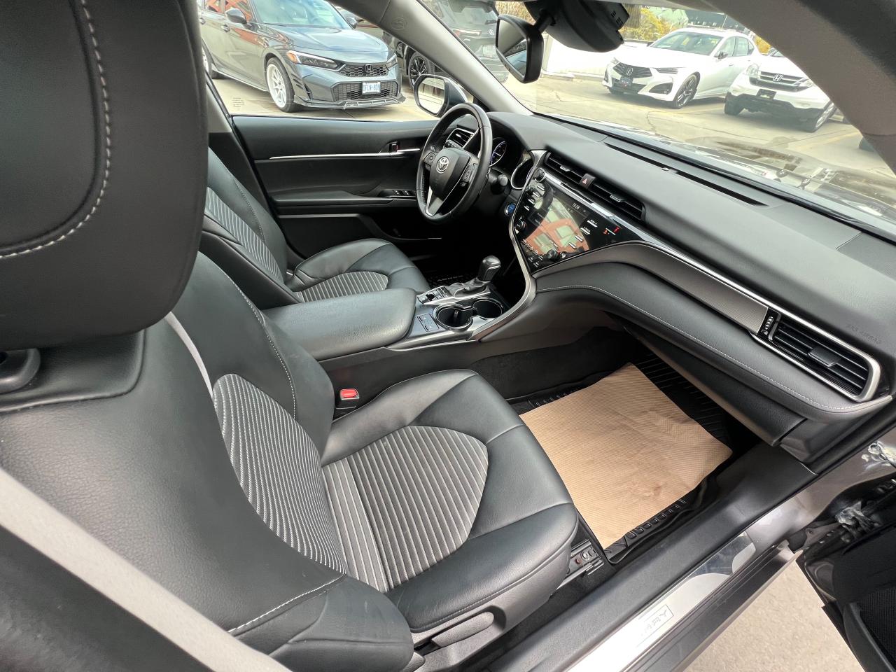 2020 Toyota Camry Hybrid SE 4dr Sedan Photo