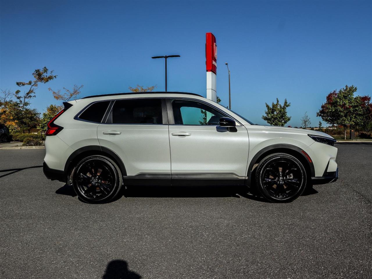 2023 Honda CR-V Hybrid Touring 4dr All-Wheel Drive Photo2