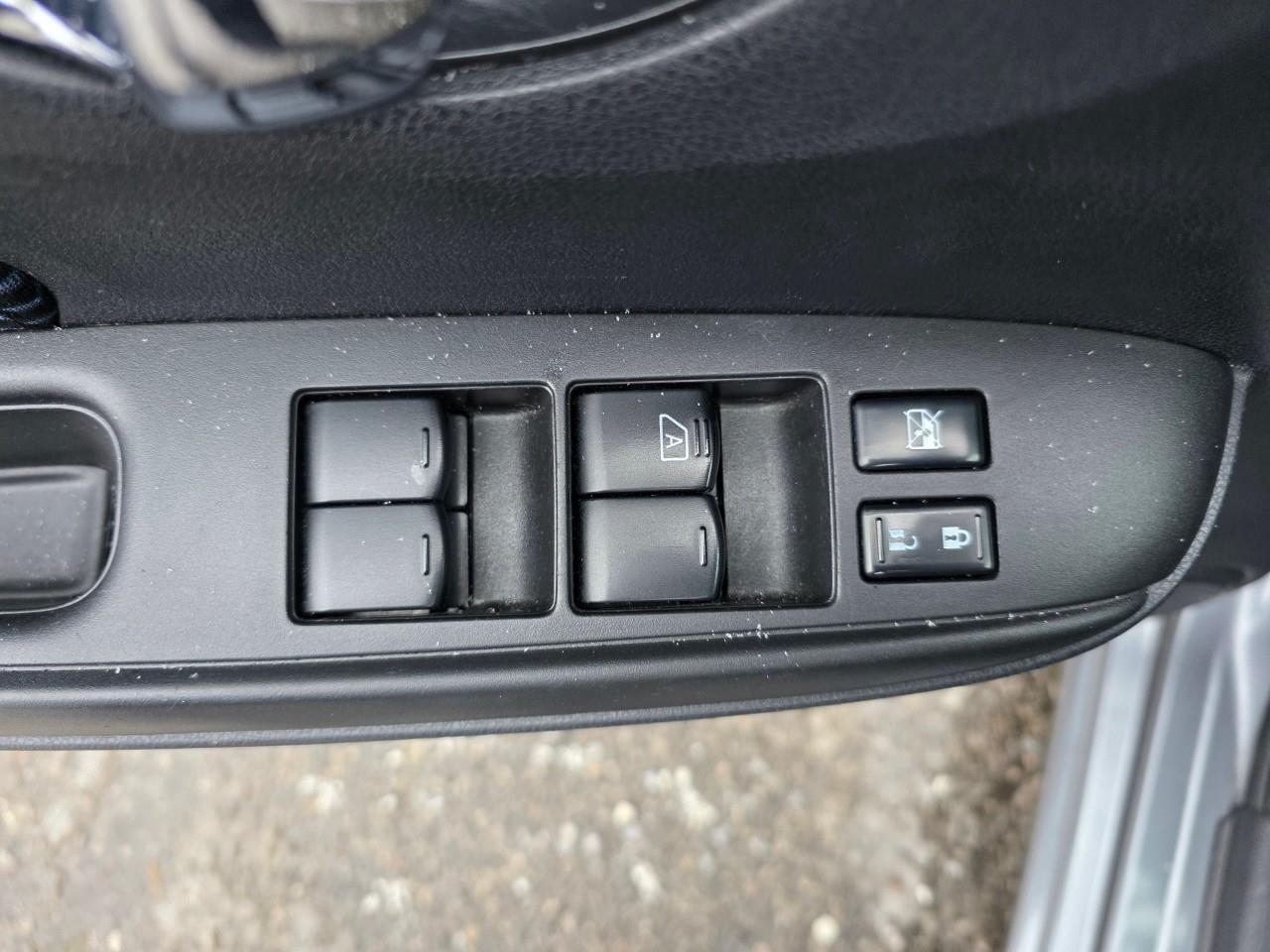 2019 Nissan Versa Note SV (CVT) 4dr Hatchback Photo