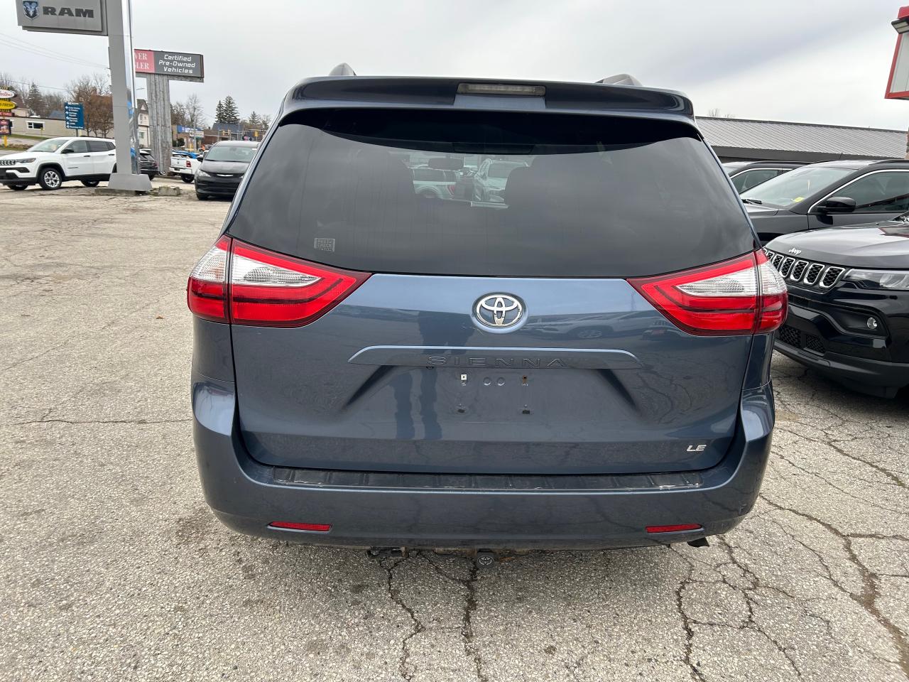 2017 Toyota Sienna LE 8 Passenger 4dr Front-wheel Drive Passenger Van Photo3