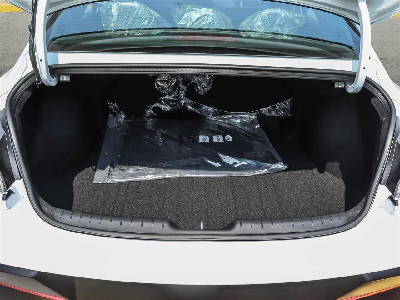 2025 Hyundai Elantra HEV Luxury 4dr Sedan Photo