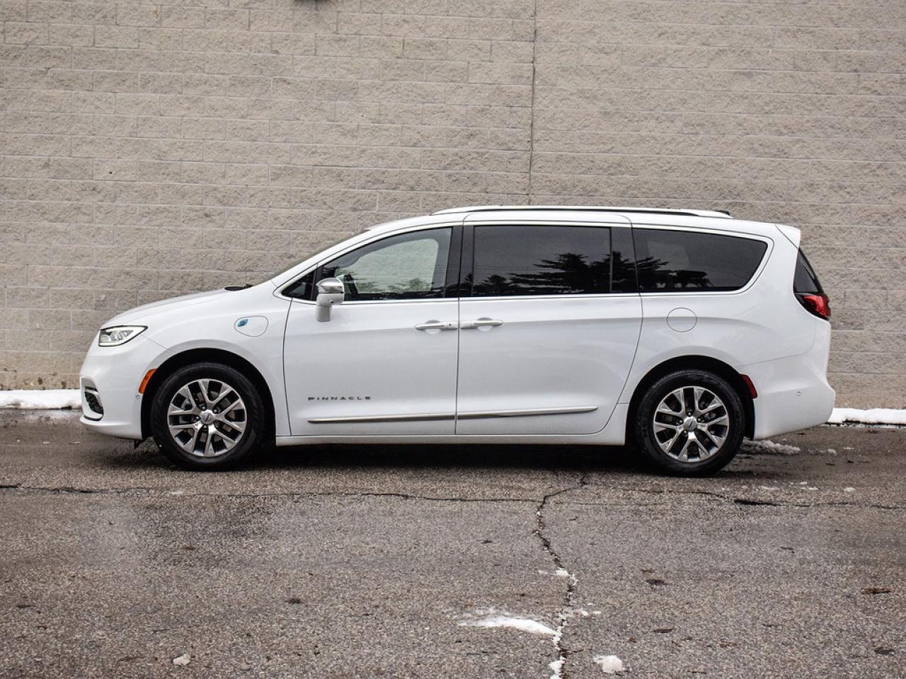 2024 Chrysler Pacifica Hybrid Pinnacle Passenger Van Photo3