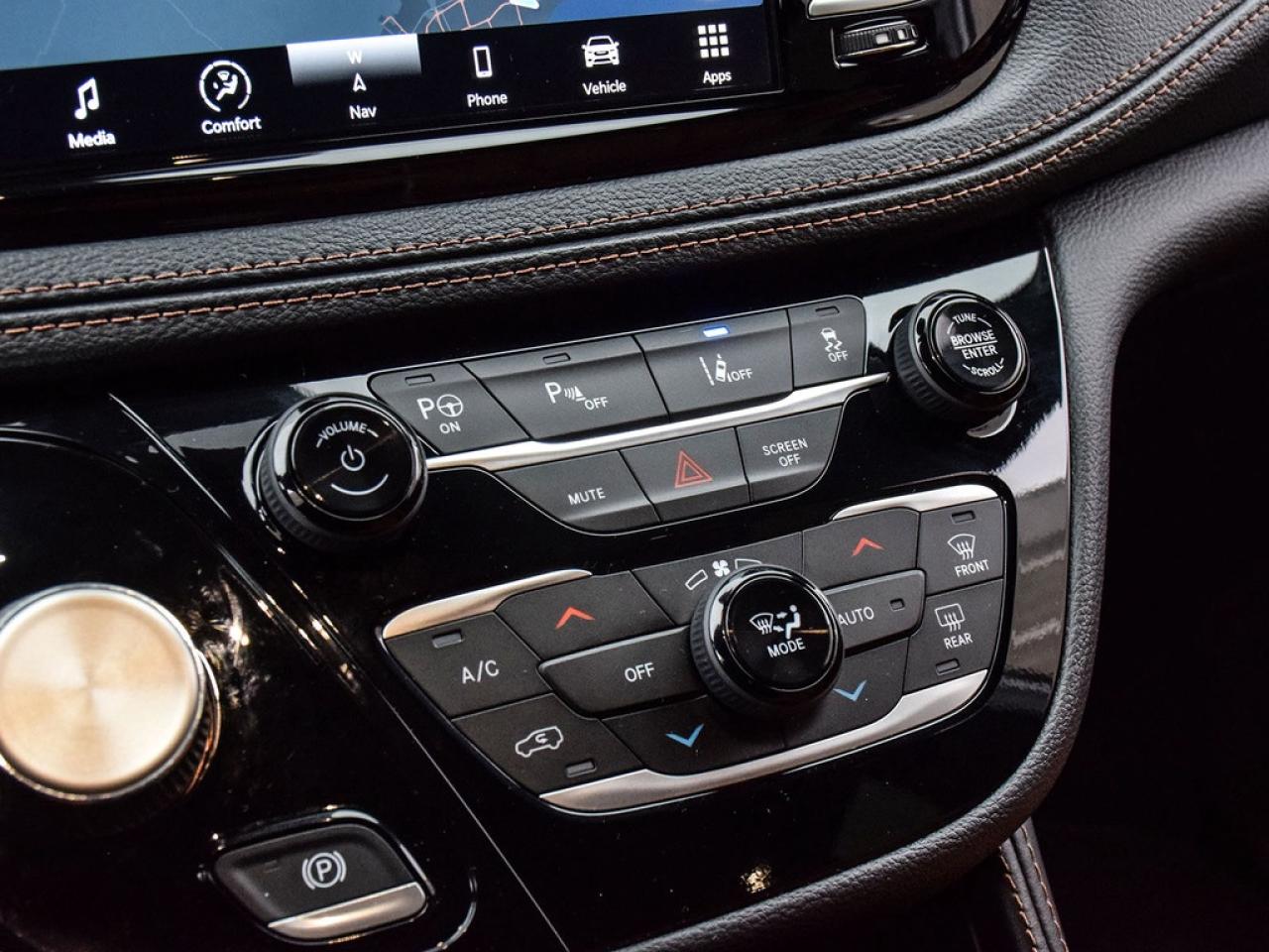 2024 Chrysler Pacifica Hybrid Pinnacle Passenger Van Photo