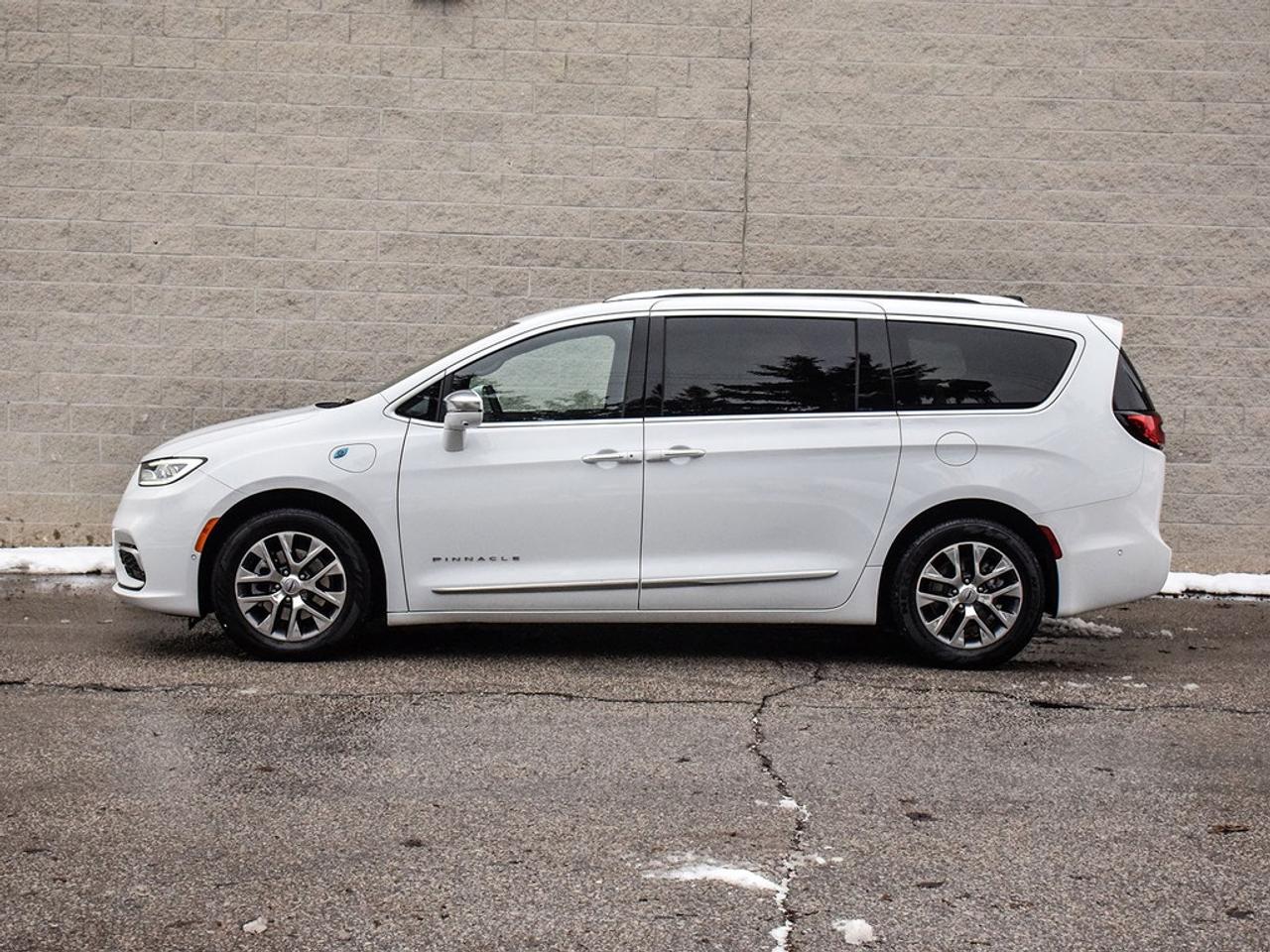 2024 Chrysler Pacifica Hybrid Pinnacle Passenger Van Photo3